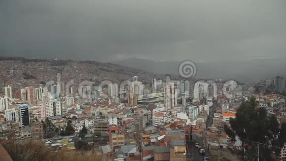 去玻利维亚拉巴斯城市里的雨天视频的预览图