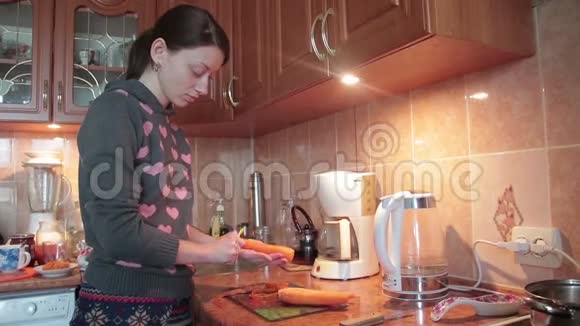 女孩在果酱清洗胡萝卜刀视频的预览图