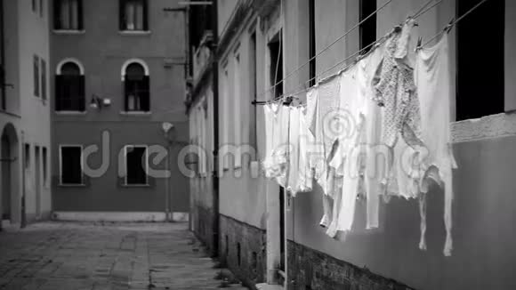 黑白镜头威尼斯街头的洗衣店正在晾晒视频的预览图