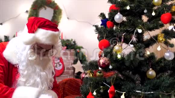 圣诞老人在圣诞树上装饰视频的预览图