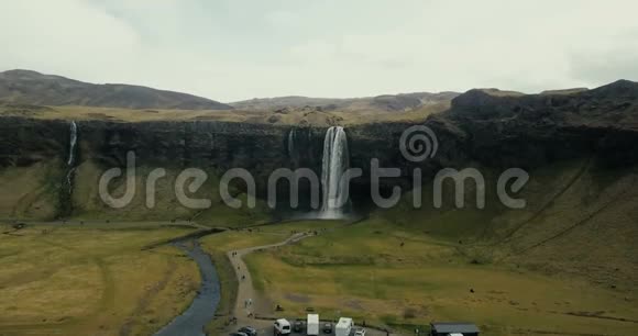 冰岛美丽的风景景观鸟瞰图强大的瀑布Seljalandsfoss落在山上视频的预览图