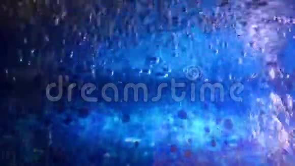 蓝色背景下的水中气泡视频的预览图