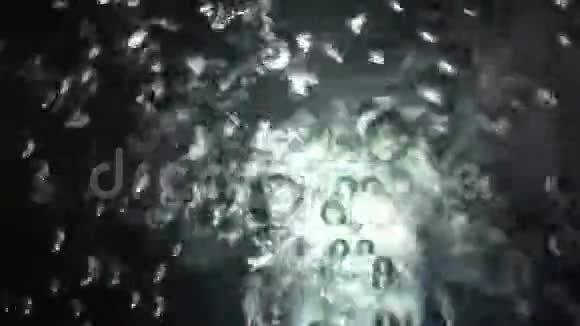 光背景下的水中气泡视频的预览图