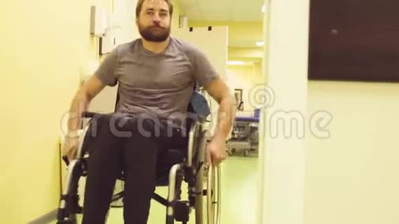 一个坐轮椅的残疾人在康复中心视频的预览图