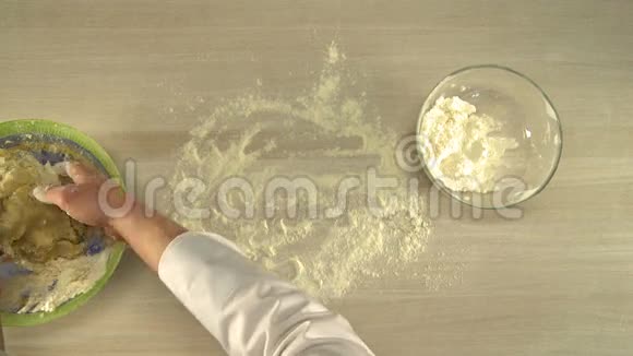 擀面团的主厨翻面桌景视频的预览图