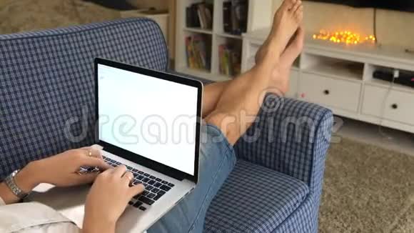 一个人躺在沙发上在笔记本电脑后面工作视频的预览图