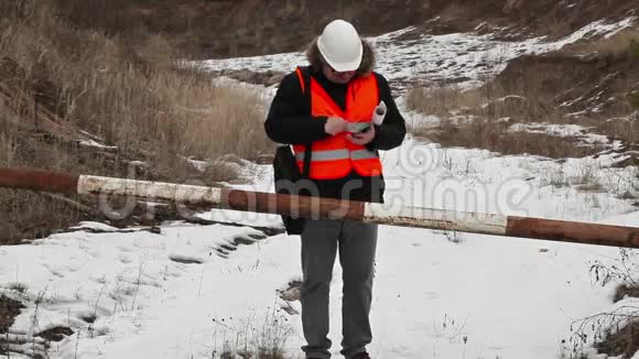 工程师在职业生涯中使用平板电脑视频的预览图