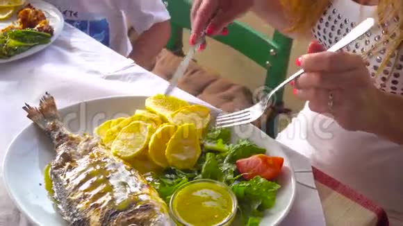 炸鱼多拉达与土豆和蔬菜的盘子视频的预览图