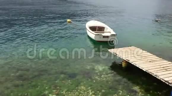 一艘孤独的小船停泊在海里全高清视频视频的预览图