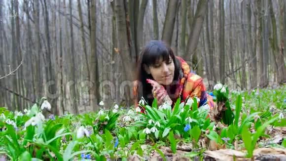 一个美丽的女人喜欢在春天的森林里绽放的雪花视频的预览图