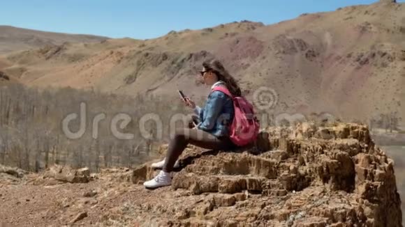 一个戴着宽边帽子的虚拟女孩在她的手机上写下了她的旅程接近20S4K视频的预览图