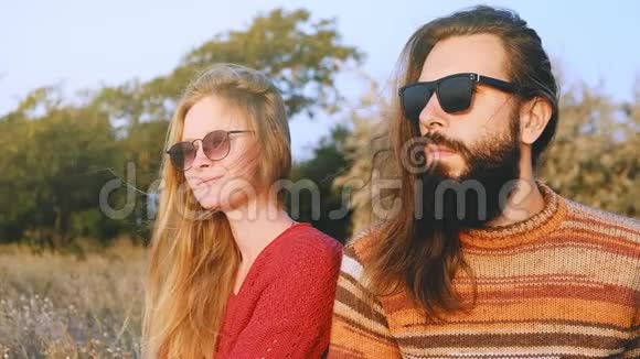 太阳眼镜的年轻夫妇在日出时感到寒冷视频的预览图