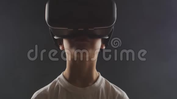 男孩获得使用VR头套的经验增强现实设备为智能手机应用程序创建虚拟空间视频的预览图