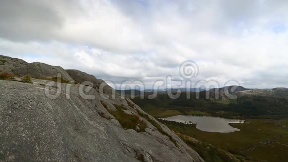 在挪威的一座山上远足视频的预览图