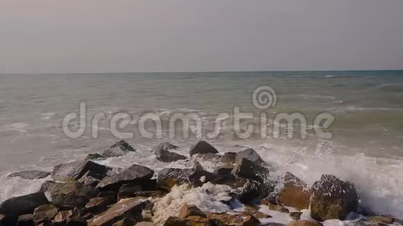 海浪拍打着海岸线上的岩石视频的预览图