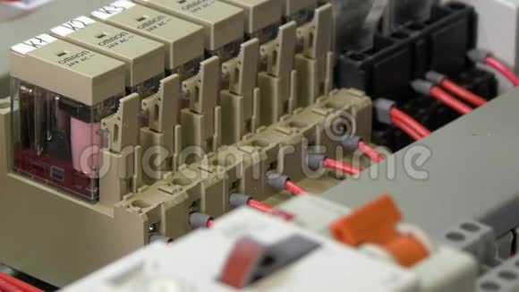 工人手检查工厂电子产品中的触点电压指示器视频的预览图