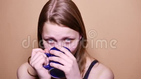 可爱的青少年女孩在家喝咖啡或茶4UHDK视频的预览图