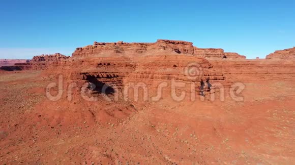 美国西部沙漠中的红色岩石在峡谷中飞行视频的预览图