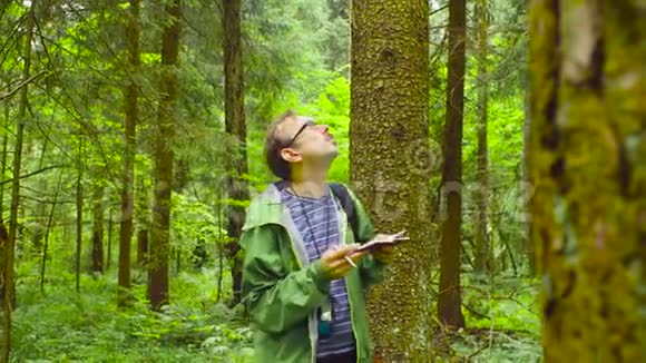 一位森林学家写在笔记本上视频的预览图