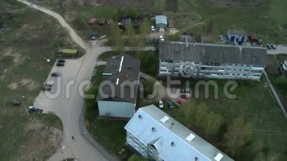 城镇公寓楼屋顶空中录像视频的预览图