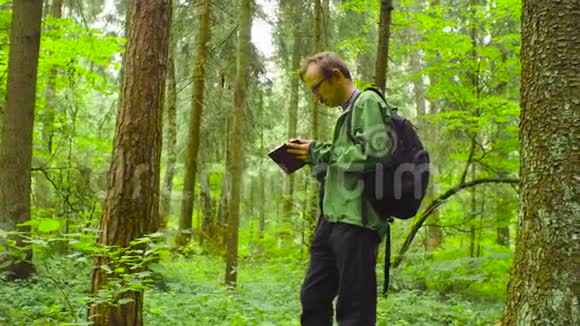 一位森林学家写在笔记本上视频的预览图