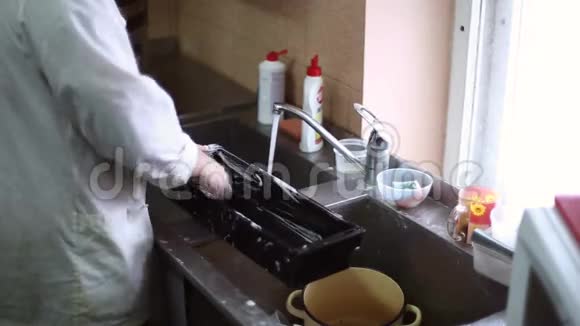 厨房工作人员洗碗视频的预览图
