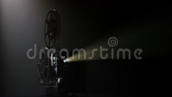 黑暗电影院被灯光照亮的投影仪播放电影视频的预览图