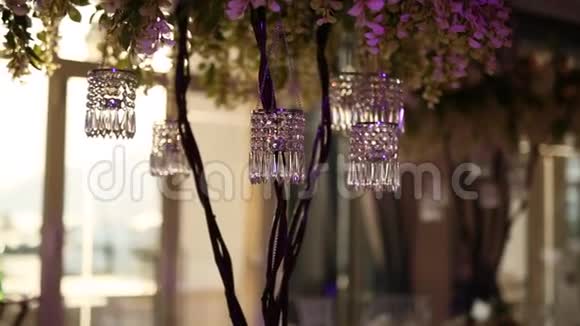 婚宴上的蜡烛结婚装饰品婚礼视频的预览图