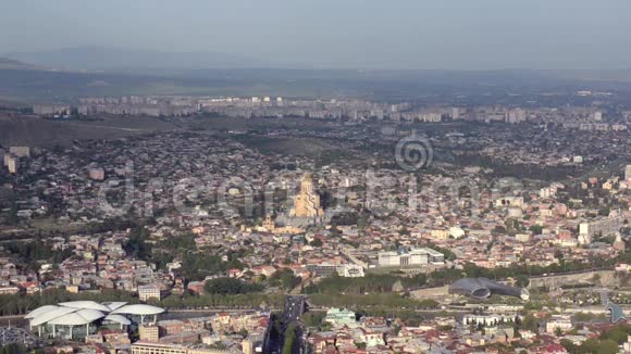 从第比利斯的高度看马塔茨明达公园三位一体萨姆巴大教堂在框架中心视频的预览图