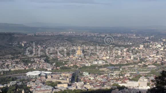 从第比利斯的高度俯瞰马塔茨明达公园三一大教堂萨姆巴正义之家视频的预览图