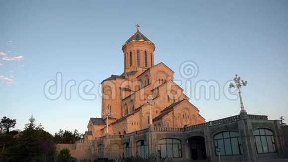 三位一体教堂的侧景下午晚些时候的天空视频的预览图