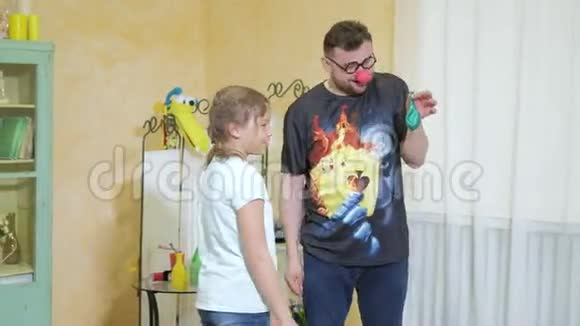 小丑动画师在假日招待孩子们表演魔术视频的预览图