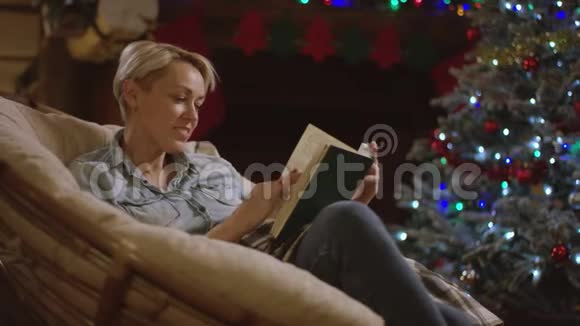 女人在圣诞夜看书视频的预览图