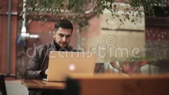 一个男人在户外使用笔记本电脑视频的预览图