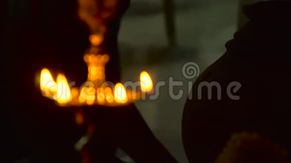 传统的南印度黄铜油灯在乔迁婚姻等事件中视频的预览图