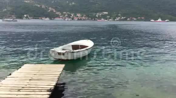 一艘孤独的小船停泊在海里全高清视频视频的预览图
