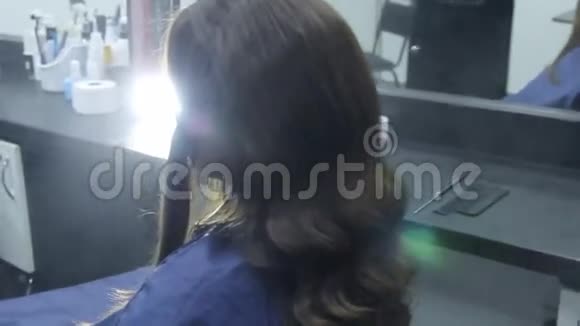 理发师在美容院做发型视频的预览图