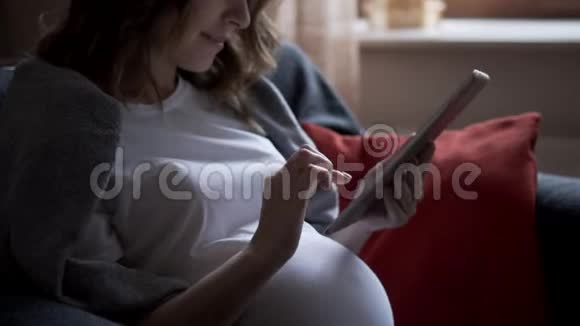 孕妇使用数码平板电脑视频的预览图