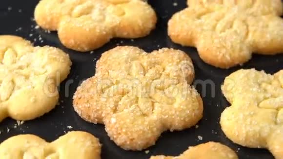 美味可口的美味新鲜烘焙自制饼干在黑色烤盘上加了白糖无缝可循环视频的预览图
