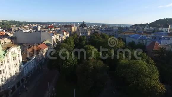 飞越利沃夫中心的自由大道视频的预览图