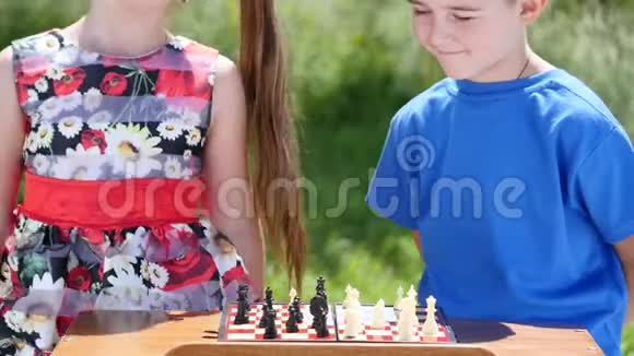 孩子在大自然中下棋视频的预览图
