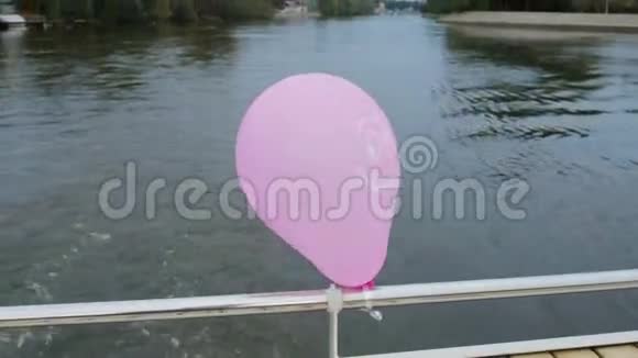 气球系在船尾河上的巴士视频的预览图