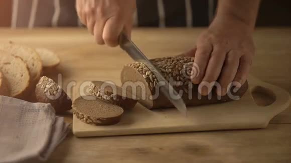 用刀子把厨师切面包盖在桌子上视频的预览图