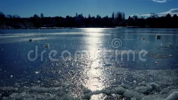 阳光明媚的一天穿越冰雪湖视频的预览图