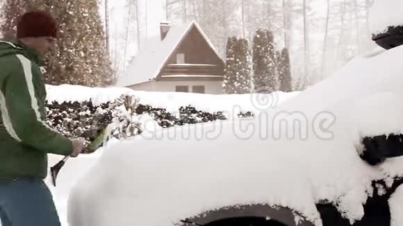 一名男子在一场大雪后清洗他的汽车的录像视频的预览图