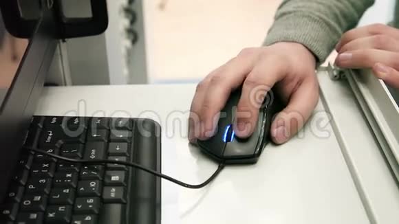 手使用电脑鼠标视频的预览图
