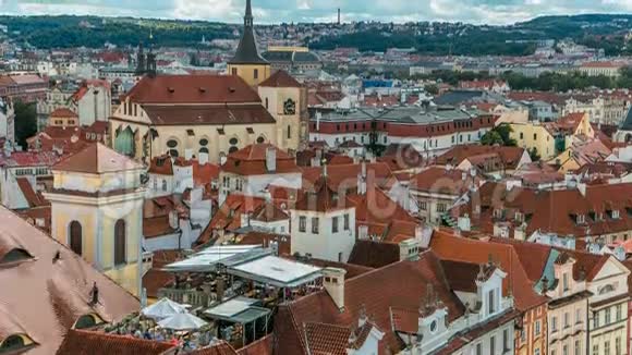 捷克共和国布拉格市的传统红色屋顶与圣吉吉教堂的空中时间推移景观视频的预览图