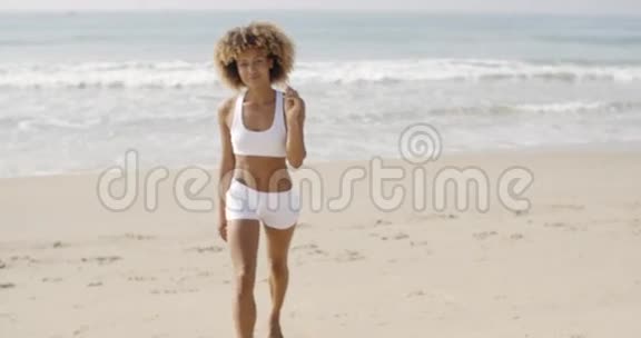 在沙滩上休息的女人视频的预览图