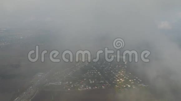 空中拍摄了一个郊区主干道云层中的森林360度旋转视频的预览图