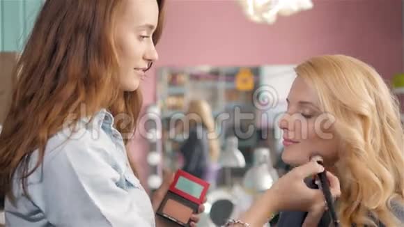 美容店里带化妆的微笑商务女性画像视频的预览图